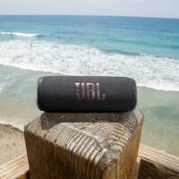 JBL Flip 6- Altavoz Bluetooth portátil, sonido potente, graves profundos, resistente al agua IPX7, 12 hs de reproducción, PartyBoost p/emparejar múltiples altavoces; p/hogar, exteriores, viajes (gris)  Electrónica - Image 10