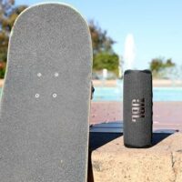 JBL Flip 6- Altavoz Bluetooth portátil, sonido potente, graves profundos, resistente al agua IPX7, 12 hs de reproducción, PartyBoost p/emparejar múltiples altavoces; p/hogar, exteriores, viajes (gris)  Electrónica - Image 14