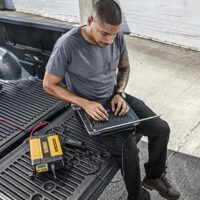 Inversor de potencia DXAEPI1000, de DeWalt, potencia continua de 1000 W y máxima de 2000 W  Automotriz - Image 7